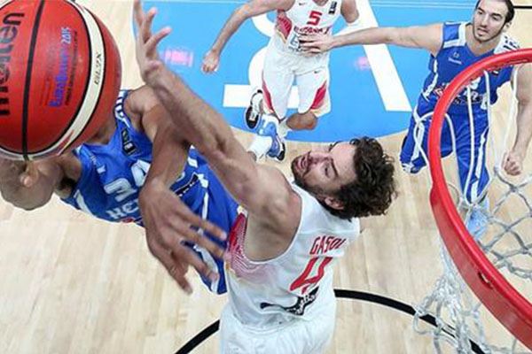 手感火热！小巴里·布朗首节3记三分球轰下11分1板1助1断